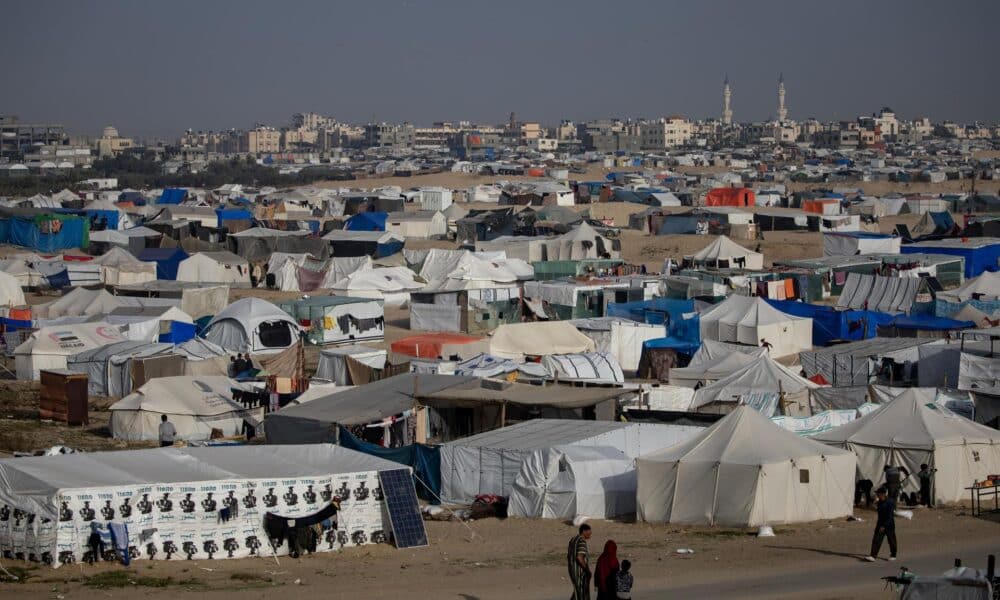 Imagen de archivo de un campamento de palestinos desplazados cerca de la frontera con Egipto, en Rafah, en el sur de la Franja de Gaza. EFE/Haitham Imad