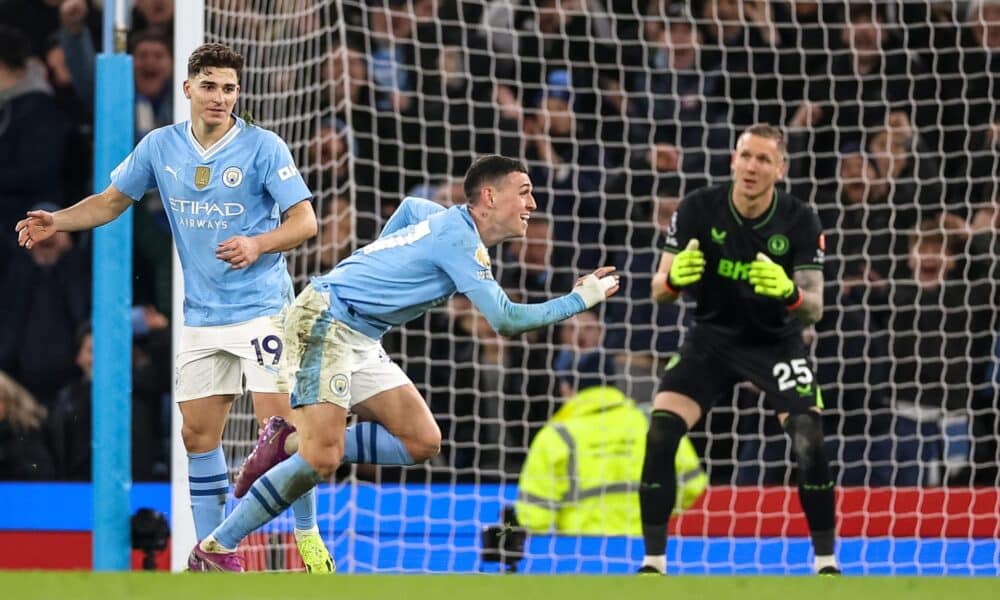 El jugador del City Phil Foden (c) celebrates el 4-1 durante el partido de la Premier League mque han jugado Manchester City y Aston Villa en Manchester, Reino Unido. EFE/EPA/ADAM VAUGHAN