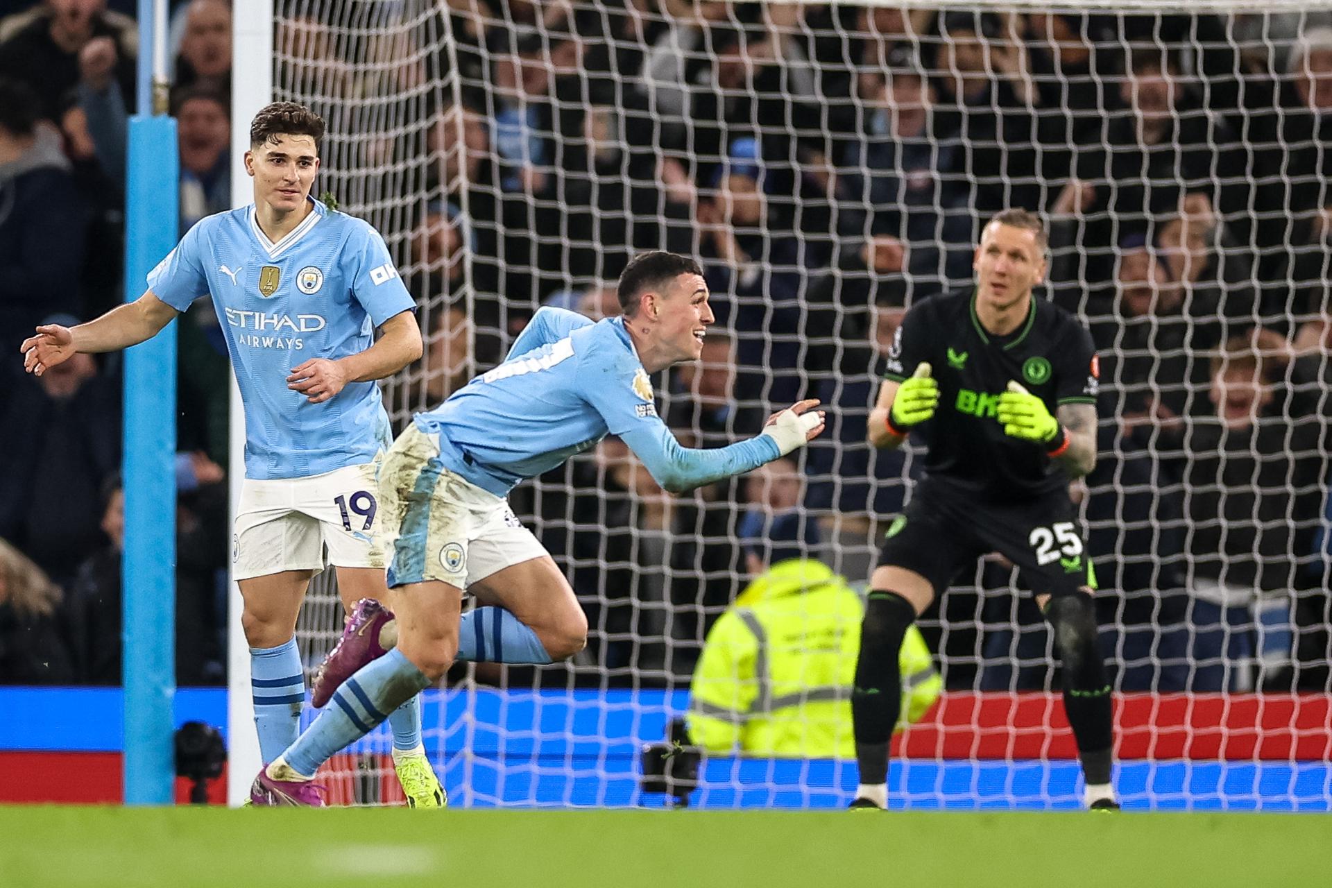 El jugador del City Phil Foden (c) celebrates el 4-1 durante el partido de la Premier League mque han jugado Manchester City y Aston Villa en Manchester, Reino Unido. EFE/EPA/ADAM VAUGHAN