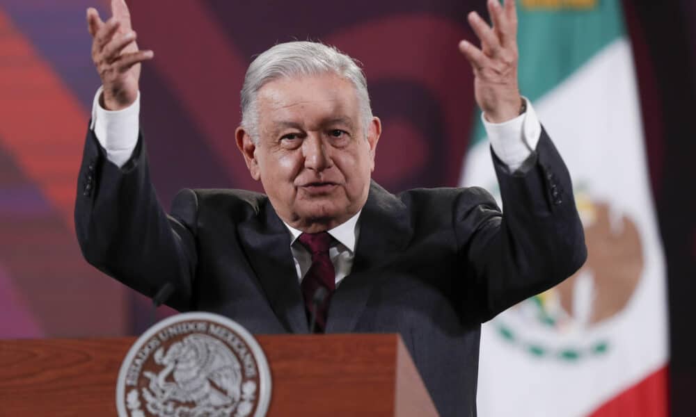 El presidente de México, Andrés Manuel López Obrador, habla este miércoles durante la conferencia matutina en Palacio Nacional, de la Ciudad de México (México). EFE/ Isaac Esquivel