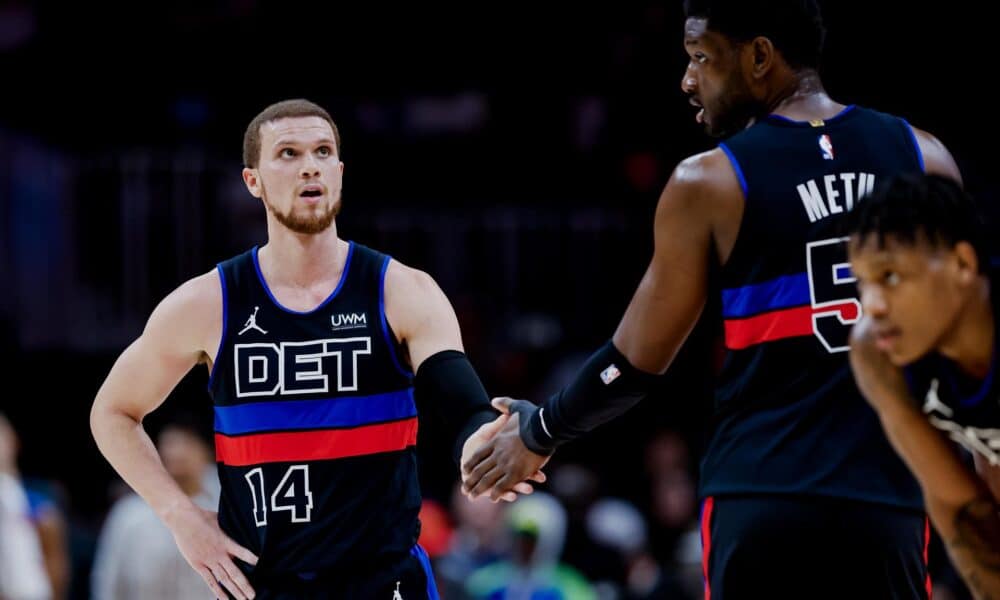 Malachi Flynn (i), base de los Pistons de Detroit, fue registrado este miércoles, 3 de abril, al ser felictiado por su compañero Chimezie Metu (d), luego de anotarle una canasta a los Hawks de Atlanta, durante un partido de la NBA, en Atlanta (Georgia, EE.UU.). EFE/Erik S. Lesser