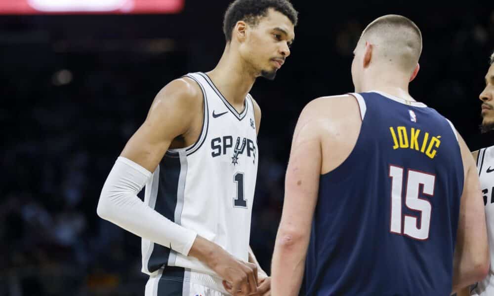 El pívot francés de San Antonio Spurs Victor Wembanyama (i) y el serbio de Denver Nuggets Nikola Jokic, protagonistas en el partido más destacado de la jornada de la NBA, en una foto de archivo. EFE/EPA/ADAM DAVIS SHUTTERSTOCK OUT