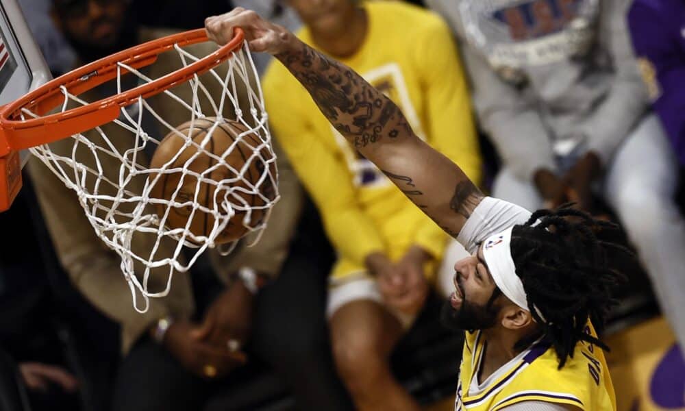 Fotografía de archivo en la que se registró a Anthony Davis, pívot estrella de los Lakers de Los Ángeles, quien aportó un doble-doble de 35 puntos (19 en el primer cuarto) y 18 rebotes, para guiar el triunfo a domicilio de su equipo 120-125 sobre los Wizards de Washington en la NBA. EFE/Etienne Laurent