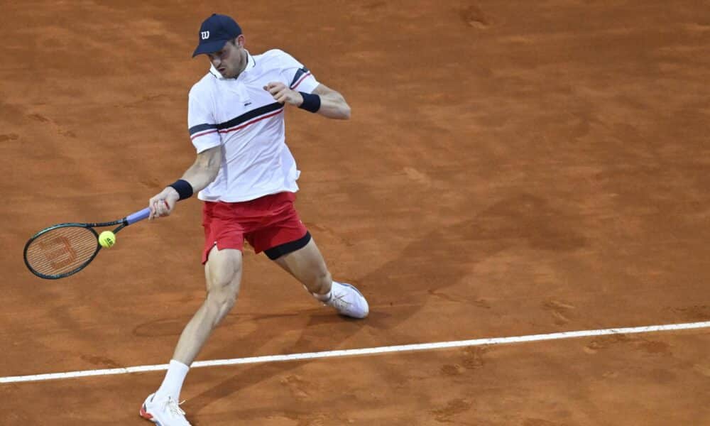 El tenusta chileno Nicolas Jarry en acción durante el partido de individuales de cuartos de final del torneo de Roma jugado ante el griego Stefanos Tsitsipas. EFE/EPA/ALESSANDRO DI MEO