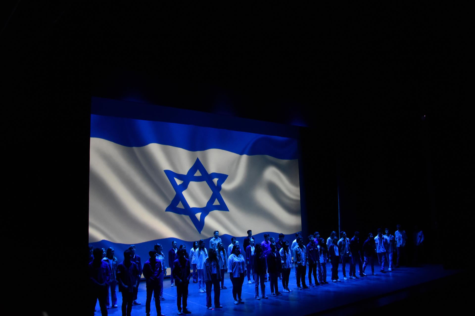 Miembros de la comunidad israelí en Uruguay participan de un acto de conmemoración del Día en Recuerdo del Holocausto y el Heroísmo, este 6 de mayo de 2024 en Montevideo. EFE/ Federico Gutiérrez