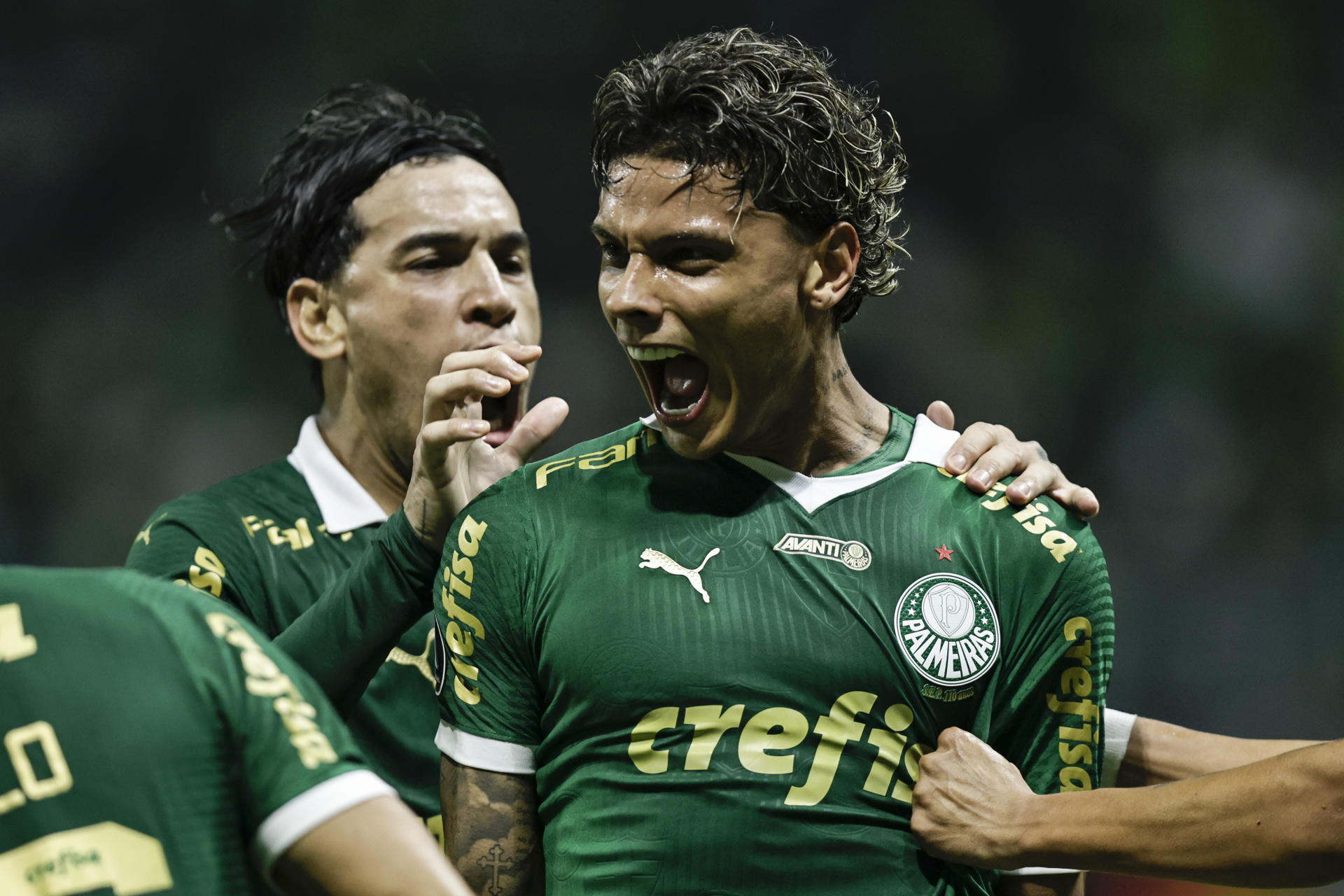 El colombiano Richard Ríos celebra su gol, el primero del Palmeiras en el partido de este miércoles ante Independiente del Valle (IDV) por la Copa Libertadores en el estadio Allianz Parque en Sao Paulo (Brasil). EFE/ Isaac Fontana