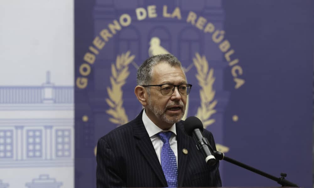 Félix Alvarado habla durante su presentación como nuevo ministro de Comunicaciones de Guatemala, este 20 de mayo de 2024 en Ciudad de Guatemala. EFE/ Mariano Macz