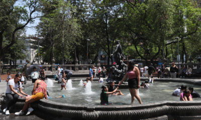 Personas se refrescan en una fuente debido a las altas temperaturas registradas, el 26 de mayo de 2024, en la Ciudad de México (México). EFE/Mario Guzmán