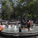 Personas se refrescan en una fuente debido a las altas temperaturas registradas, el 26 de mayo de 2024, en la Ciudad de México (México). EFE/Mario Guzmán