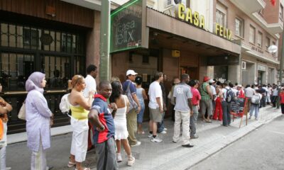 Foto de archivo de un numeroso grupo de inmigrantes guardando fila ante una oficina de la Seguridad Social en Madrid. EFE/Fernando Alvarado