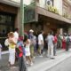 Foto de archivo de un numeroso grupo de inmigrantes guardando fila ante una oficina de la Seguridad Social en Madrid. EFE/Fernando Alvarado