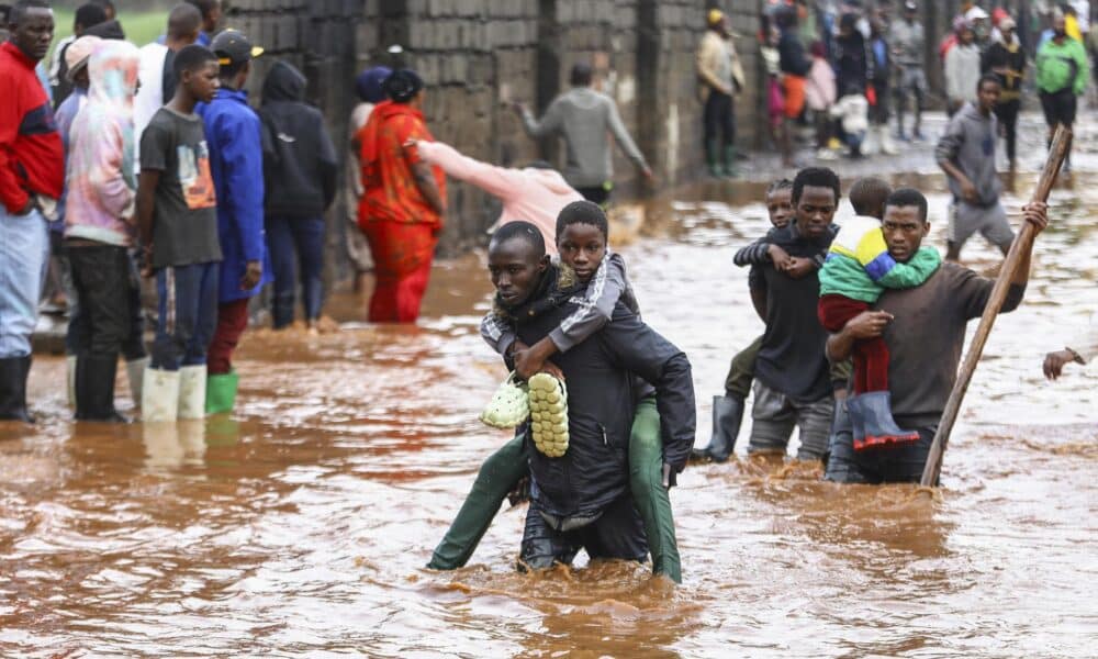 Residentes ayudan a damnificados por las inundaciones en Kenia. (Inundaciones, Kenia) EFE/EPA/DANIEL IRUNGU