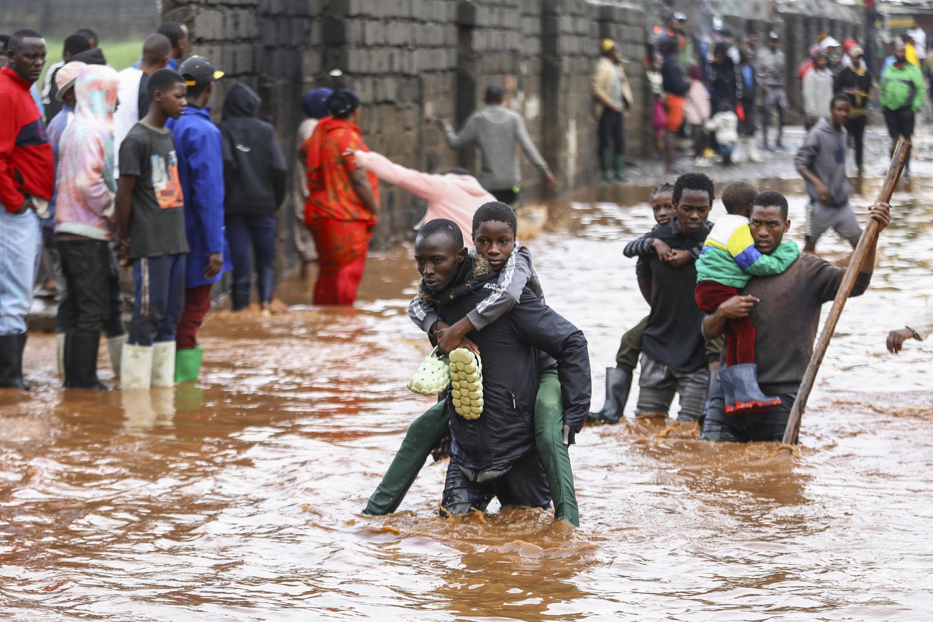 Residentes ayudan a damnificados por las inundaciones en Kenia. (Inundaciones, Kenia) EFE/EPA/DANIEL IRUNGU