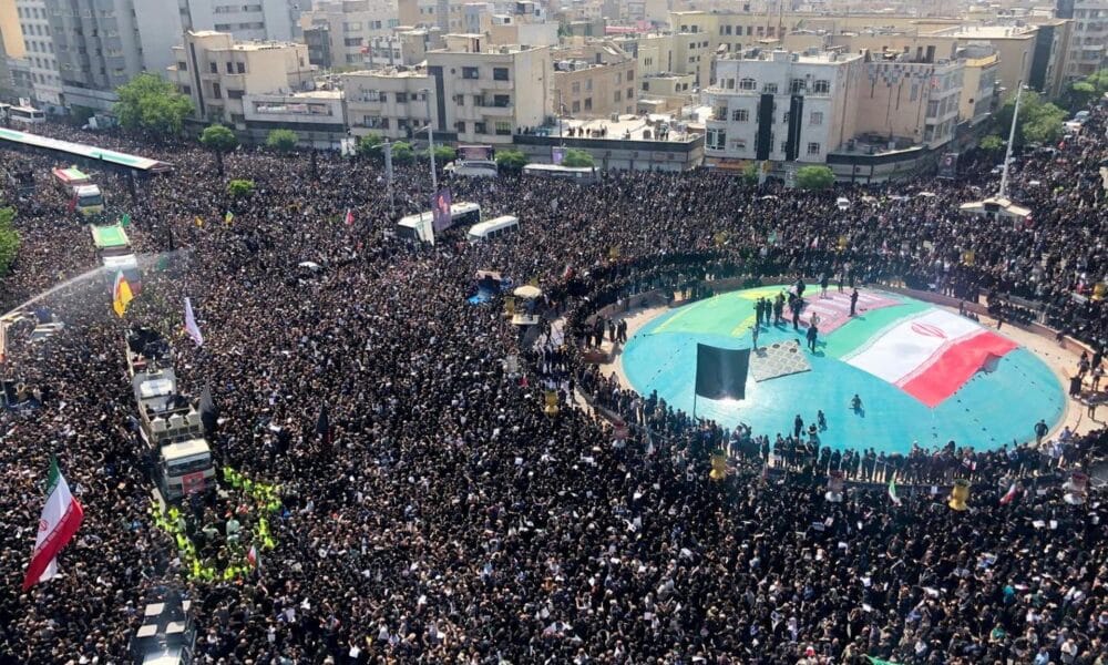 Iraníes participan en una ceremonia fúnebre del difunto presidente Ebrahim Raisi en Teherán, Irán, 22 de mayo de 2024. El presidente iraní Raisi y otras siete personas, entre ellas el ministro de Asuntos Exteriores, Amir-Abdollahian, murieron en un accidente de helicóptero el 19 de mayo de 2024, tras una visita oficial al noroeste de Irán, cerca de la frontera con Azerbaiyán, confirmó el gobierno iraní. El líder supremo de Irán, el ayatolá Ali Jamenei, anunció el 20 de mayo un luto público de cinco días tras la muerte de Raisi. (Azerbaiyán, Teherán) EFE/EPA/ABEDIN TAHERKENAREH