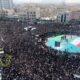 Iraníes participan en una ceremonia fúnebre del difunto presidente Ebrahim Raisi en Teherán, Irán, 22 de mayo de 2024. El presidente iraní Raisi y otras siete personas, entre ellas el ministro de Asuntos Exteriores, Amir-Abdollahian, murieron en un accidente de helicóptero el 19 de mayo de 2024, tras una visita oficial al noroeste de Irán, cerca de la frontera con Azerbaiyán, confirmó el gobierno iraní. El líder supremo de Irán, el ayatolá Ali Jamenei, anunció el 20 de mayo un luto público de cinco días tras la muerte de Raisi. (Azerbaiyán, Teherán) EFE/EPA/ABEDIN TAHERKENAREH