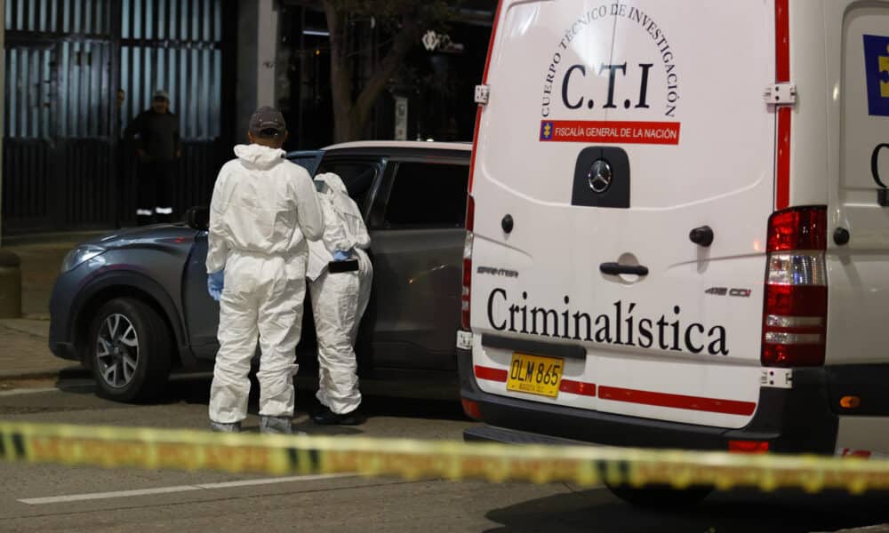 Agentes del Cuerpo Técnico de Investigación (C.T.I) de la Fiscalía investigan la zona donde el director de la cárcel La Modelo de Bogotá, el coronel retirado de la Policía Élmer Fernández, fue asesinado este jueves por sicarios que lo atacaron a tiros cuando se movilizaba en un vehículo oficial, este jueves en Bogotá (Colombia). EFE/ Mauricio Dueñas Castañeda