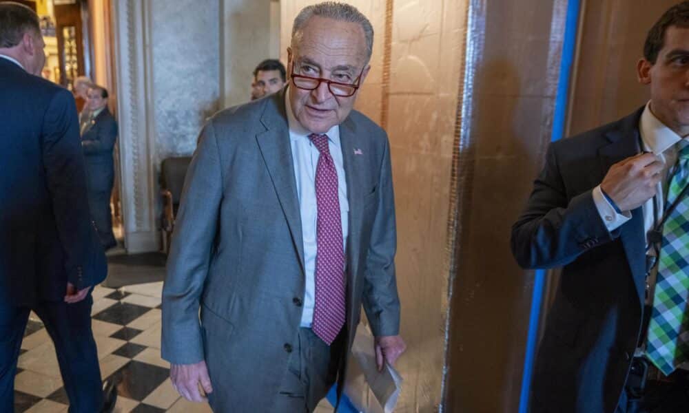 El líder de la mayoría del Senado, Chuck Schumer, ha reintroducido el proyecto de ley bipartidista de reforma fronteriza negociado por la senadora independiente de Arizona Kyrsten Sinema, el senador demócrata de Connecticut Chris Murphy y el senador republicano de Oklahoma James Lankford. EFE/Shawn Thew