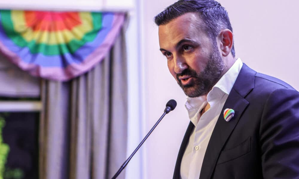 El embajador de España en Uruguay, Santiago Jiménez Martín, habla durante la primera entrega del Premio Iberoamericano Federico García Lorca, en Montevideo, que busca crear conciencia sobre la lucha contra la discriminación del colectivo LGTBI a través de la obra de artistas iberoamericanos. EFE/ Gaston Britos