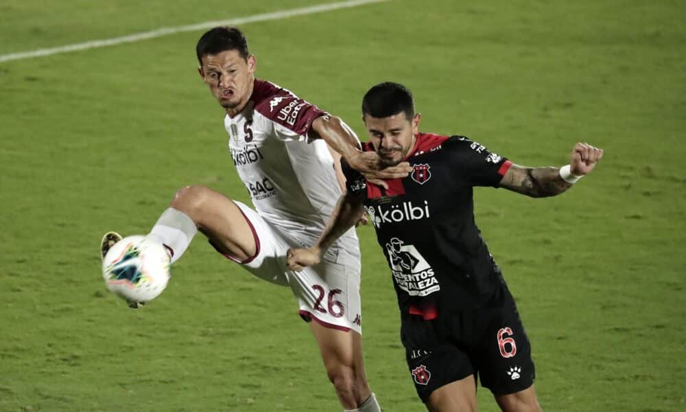 Fotografía de archivo en la que se registró un instante de una versión del clásico del fútbol en Costa Rica, entre los clubes Saprissa y Alajuelense, en el Estadio Alejandro Morera Soto de San José (Costa Rica). EFE/Jeffrey Arguedas