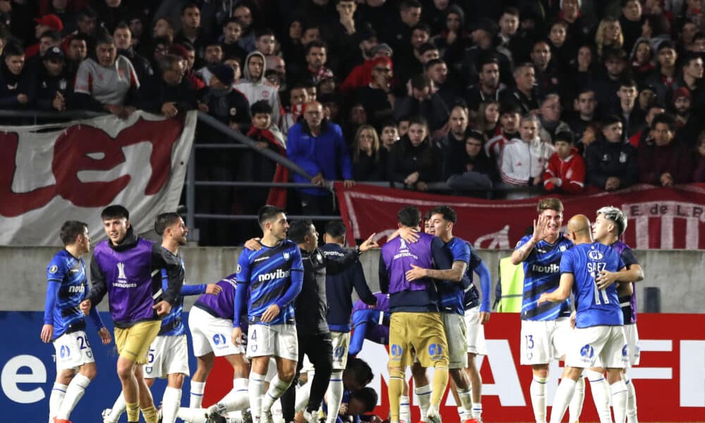 Jugadores de Huachipato fueron registrados este miércoles, 29 de mayo, al celebrar su triunfo a domicilio 3-4 sobre Estudiantes de Argentina, al final de un partido del grupo C de la Copa Libertadores, en el estadio Jorge Luis Hirschi de La Plata (Argentina). EFE/Demián Estevez