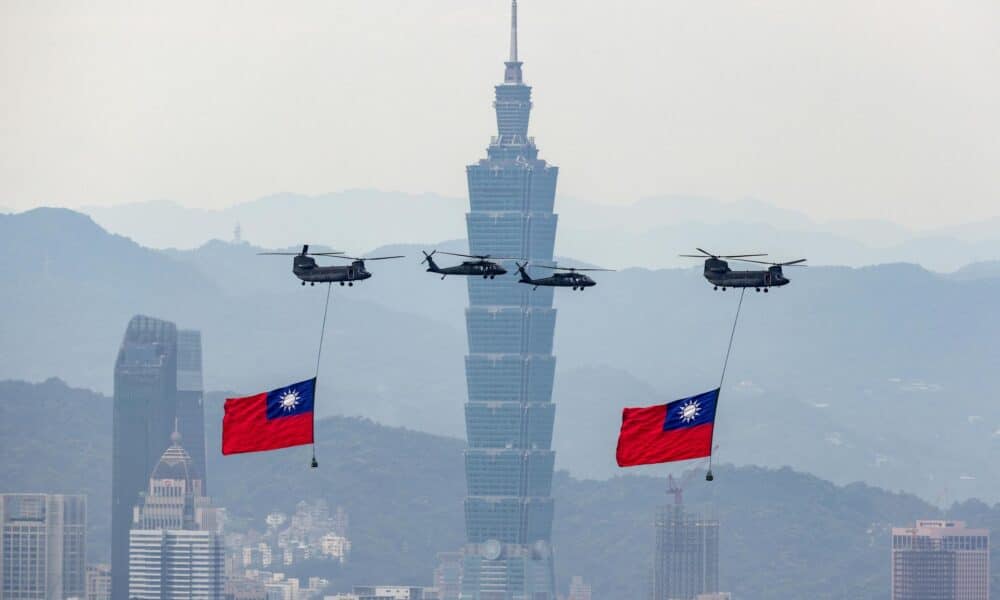 Helicópteros de la Fuerza Aérea de Taiwán llevan banderas nacionales mientras realizan un sobrevuelo durante un ensayo antes de la toma de posesión del presidente electo William Lai en Taipei, Taiwán. EFE/EPA/Ritchie B. Tongo