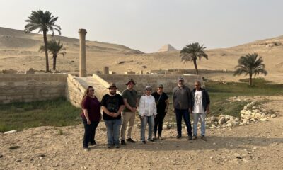El equipo de investigación frente a la pirámide del Templo del Valle de Una, que actuaba como puerto fluvial en la antigüedad. Fotografía facilitada por Eman Ghoneim. EFE
