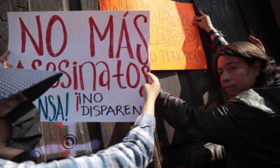 Un grupo de comunicadores protesta por el numero de reporteros asesinados, en la ciudad de Morelia, en el estado de Michoacán (México). Fotografía de archivo. EFE/ Iván Villanueva
