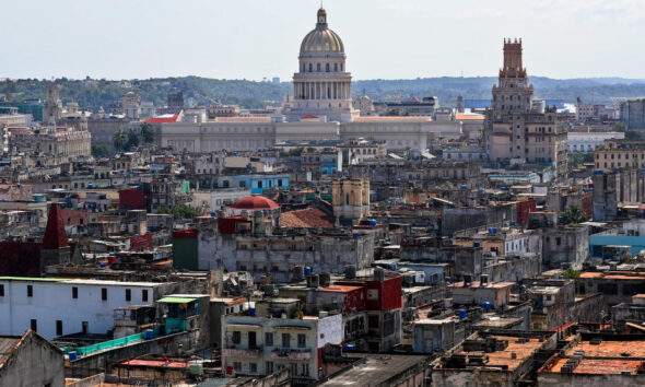 Fotografía del municipio Centro Habana y el Capitolio en La Habana (Cuba). Imagen de archivo. EFE/ Yander Zamora