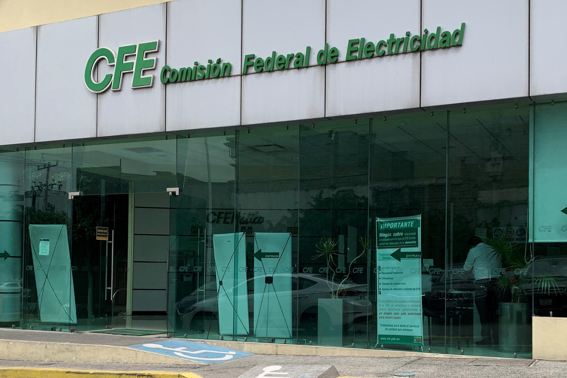 Imagen de archivo del exterior de una sucursal de la Comisión Federal de Electricidad (CFE), en Ciudad de México (México). EFE/ José Pazos