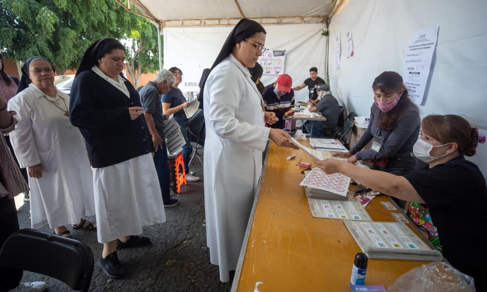 Imagen de archivo en donde se observa a religiosas emitiendo su voto en un colegio electoral de Ciudad Nezahualcotoyl (México). EFE/ Isaac Esquivel