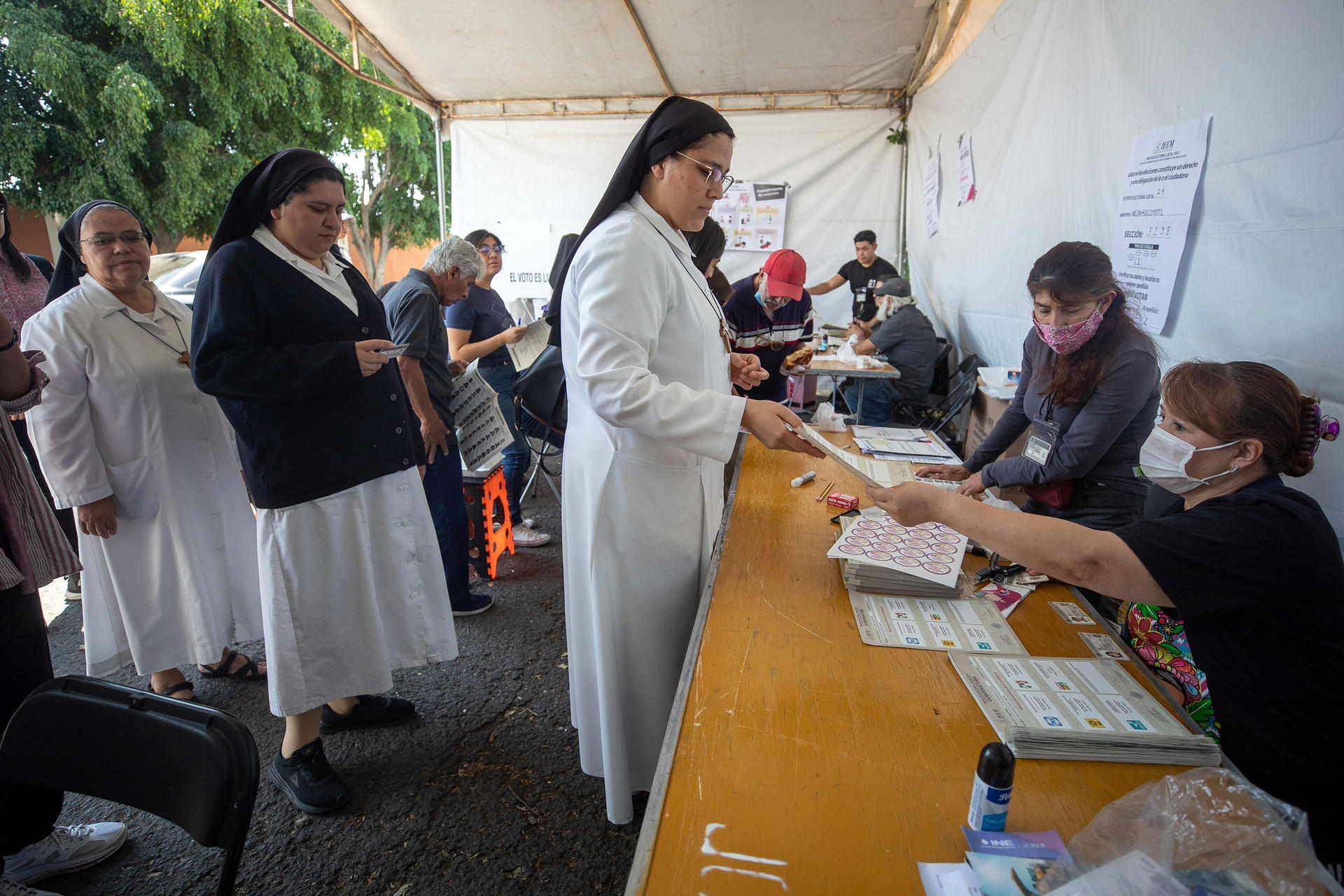 Imagen de archivo en donde se observa a religiosas emitiendo su voto en un colegio electoral de Ciudad Nezahualcotoyl (México). EFE/ Isaac Esquivel