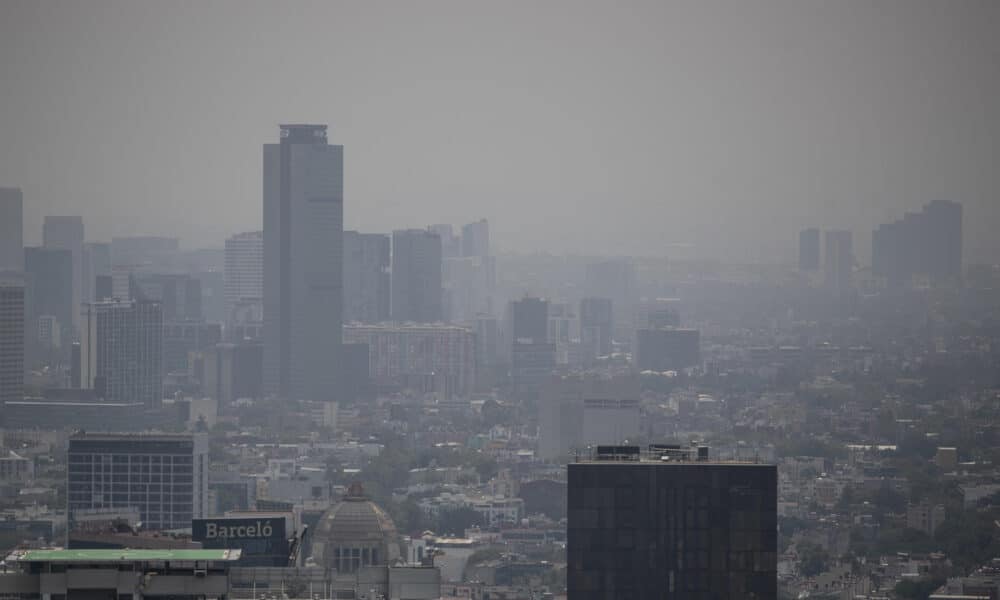 Fotografía donde se muestra la contaminación este jueves en la Ciudad de México (México). EFE/Isaac Esquivel