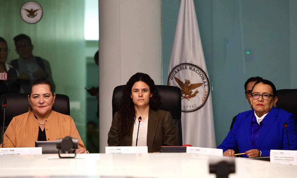 Fotografía cedida este lunes por la Secretaria de Gobernación, donde se observa a la titular de la dependencia Luisa María Alcalde (c), la presidenta consejera del Instituto Nacional Electoral (INE) Guadalupe Taddei (i) y la secretaria de Seguridad Publica Ciudadana, Rosa Isela Rodríguez (d) durante una reunión de trabajo este lunes en la Ciudad de México (México). EFE/Secretaría de Gobernación//SOLO USO EDITORIAL/SOLO DISPONIBLE PARA ILUSTRAR LA NOTICIA QUE ACOMPAÑA (CRÉDITO OBLIGATORIO)