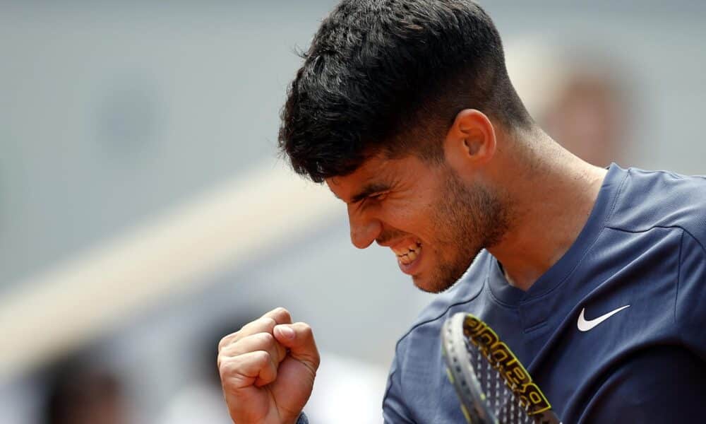 El tenista español Carlos Alcaraz celebra un punto ante el estadounidense Jeffrey Wolf durante el partido de primera ronda jugado en París, Francia EFE/EPA/YOAN VALAT