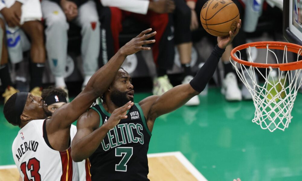 El base de los Celtics Jaylen Brown (d), busca anotar ante el marcaje cerrado de Bam Adebayo (i), de los Heat este miércolesen el TD Garden durante el partido que dio a la franquicia de Boston el paso a la segunda ronda de los 'playoffs' de la NBA. EFE/EPA/CJ GUNTHER SHUTTERSTOCK OUT
