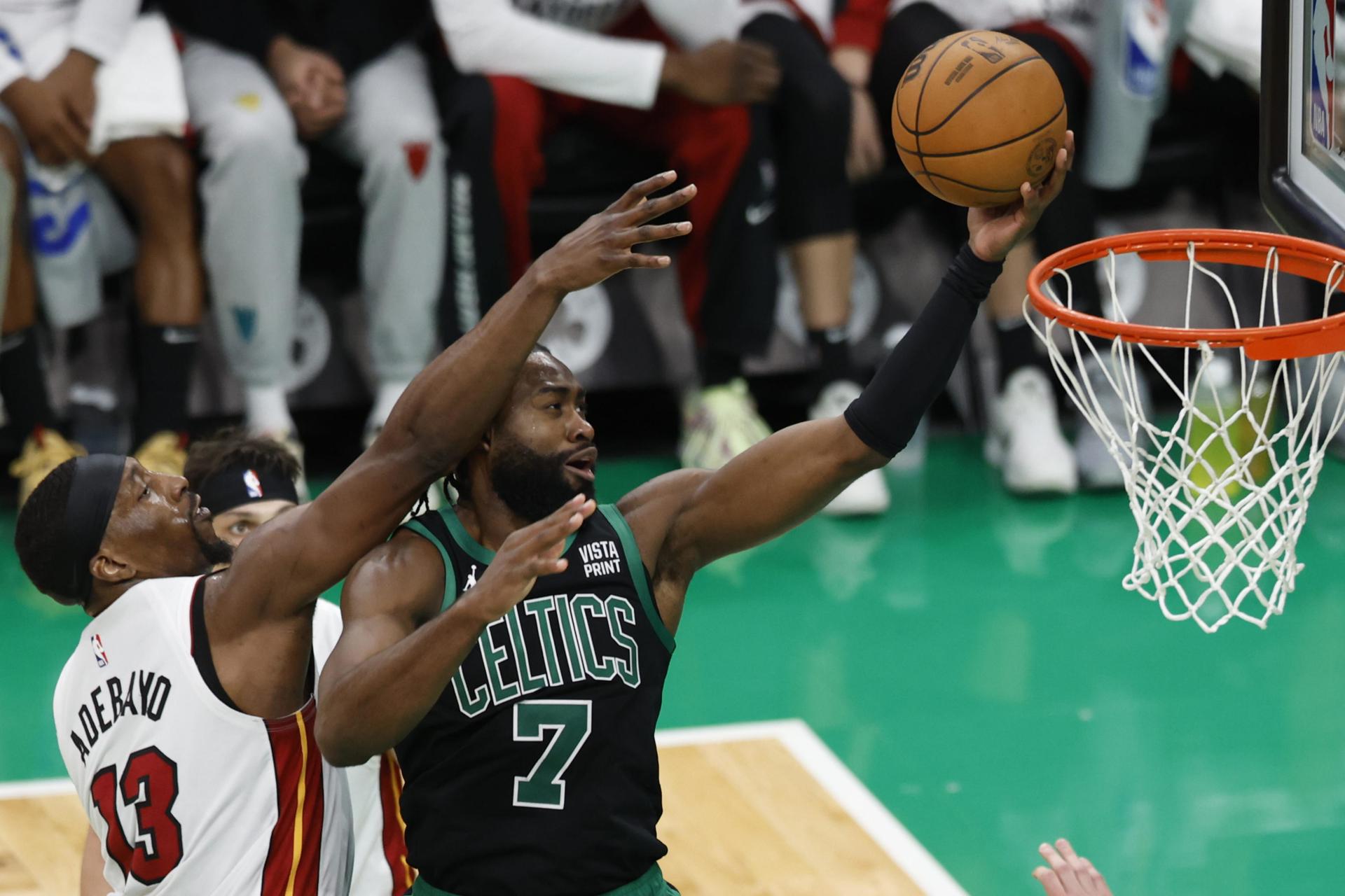 El base de los Celtics Jaylen Brown (d), busca anotar ante el marcaje cerrado de Bam Adebayo (i), de los Heat este miércolesen el TD Garden durante el partido que dio a la franquicia de Boston el paso a la segunda ronda de los 'playoffs' de la NBA. EFE/EPA/CJ GUNTHER SHUTTERSTOCK OUT