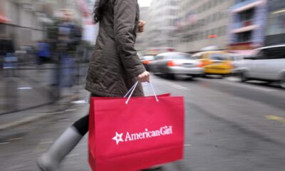 Una mujer carga una bolsa luego de realizar una compra en Nueva York (EEUU). Fotografía de archivo. EFE/ANDREW GOMBERT