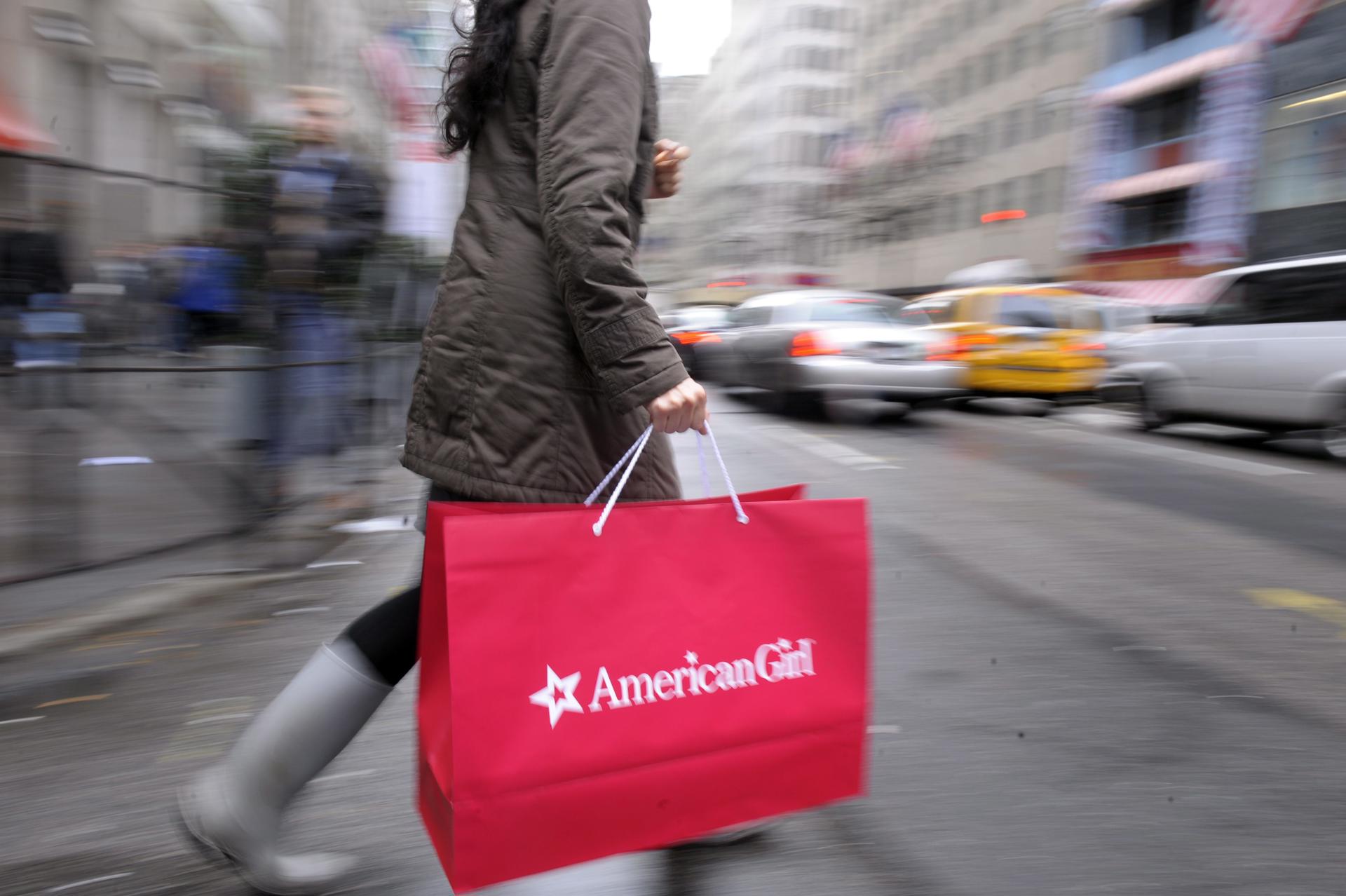 Una mujer carga una bolsa luego de realizar una compra en Nueva York (EEUU). Fotografía de archivo. EFE/ANDREW GOMBERT