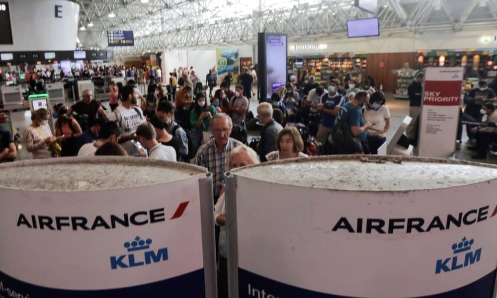 Fotografía de archivo del 20 de marzo de 2020 de pasajeros del vuelo Air France y KLM mientras esperan para el check-in en el aeropuerto internacional de Río de Janeiro (Brasil). EFE/ Antonio Lacerda