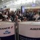 Fotografía de archivo del 20 de marzo de 2020 de pasajeros del vuelo Air France y KLM mientras esperan para el check-in en el aeropuerto internacional de Río de Janeiro (Brasil). EFE/ Antonio Lacerda