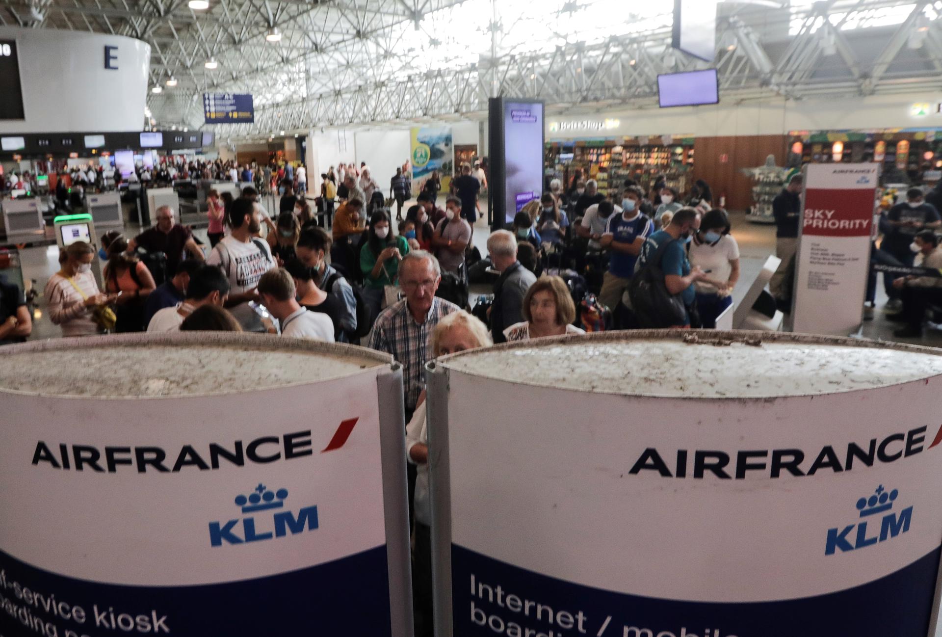 Fotografía de archivo del 20 de marzo de 2020 de pasajeros del vuelo Air France y KLM mientras esperan para el check-in en el aeropuerto internacional de Río de Janeiro (Brasil). EFE/ Antonio Lacerda