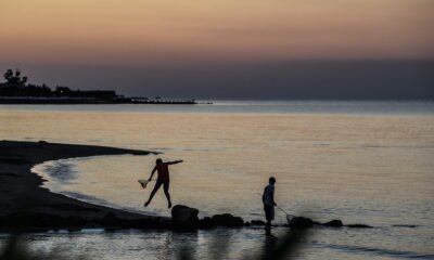 En la imagen de archivo, un grupo de jóvenes pesca en la playa de Rhoda (Grecia). EFE/FILIP SINGER