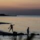 En la imagen de archivo, un grupo de jóvenes pesca en la playa de Rhoda (Grecia). EFE/FILIP SINGER