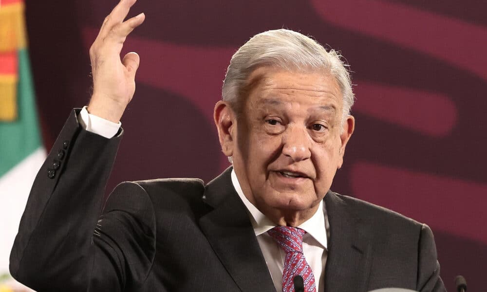 El presidente de México Andrés Manuel López Obrador, participa este martes durante su conferencia de prensa matutina en Palacio Nacional de la Ciudad de México (México). EFE/José Méndez