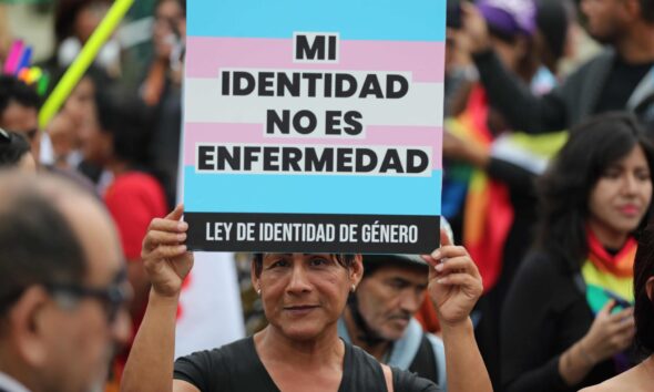 Manifestantes protestan contra la actualización del Plan Esencial de Aseguramiento en Salud (PEAS) en el que se incluyó el "transexualismo, el transvestismo de rol dual y el trastorno de la identidad de género en la niñez" como enfermedades de salud mental, este viernes frente al Ministerio de Salud en Lima (Perú). EFE/ Paolo Aguilar
