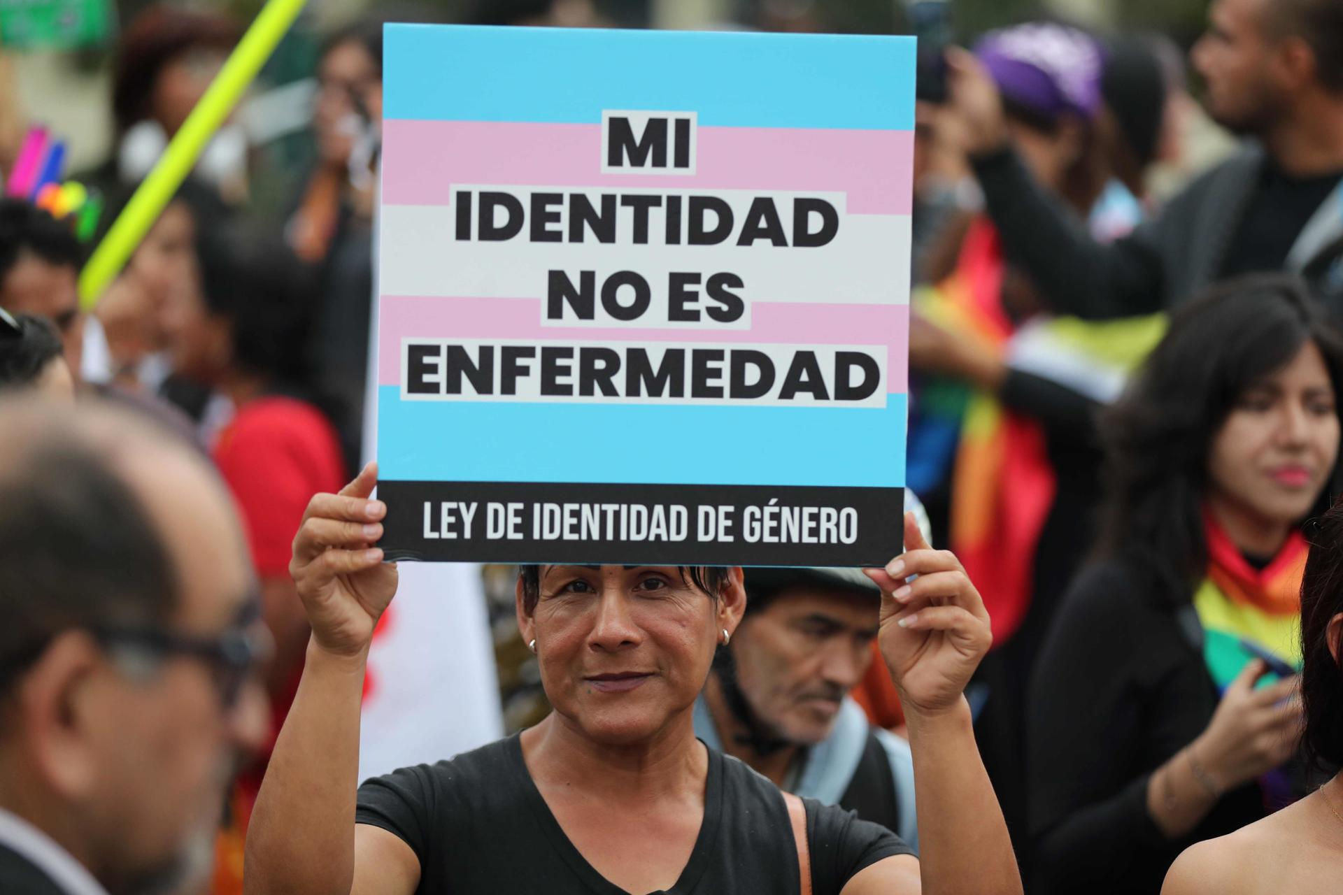 Manifestantes protestan contra la actualización del Plan Esencial de Aseguramiento en Salud (PEAS) en el que se incluyó el "transexualismo, el transvestismo de rol dual y el trastorno de la identidad de género en la niñez" como enfermedades de salud mental, este viernes frente al Ministerio de Salud en Lima (Perú). EFE/ Paolo Aguilar