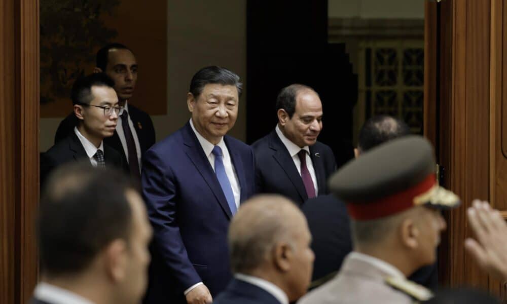 El presidente chino, Xi Jinping, y el presidente egipcio, Abdel Fattah al-Sisi, llegan para asistir a una ceremonia de firma en el Gran Salón del Pueblo en Pekín, China. EFE/EPA/TINGSHU WANG / POOL