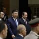 El presidente chino, Xi Jinping, y el presidente egipcio, Abdel Fattah al-Sisi, llegan para asistir a una ceremonia de firma en el Gran Salón del Pueblo en Pekín, China. EFE/EPA/TINGSHU WANG / POOL