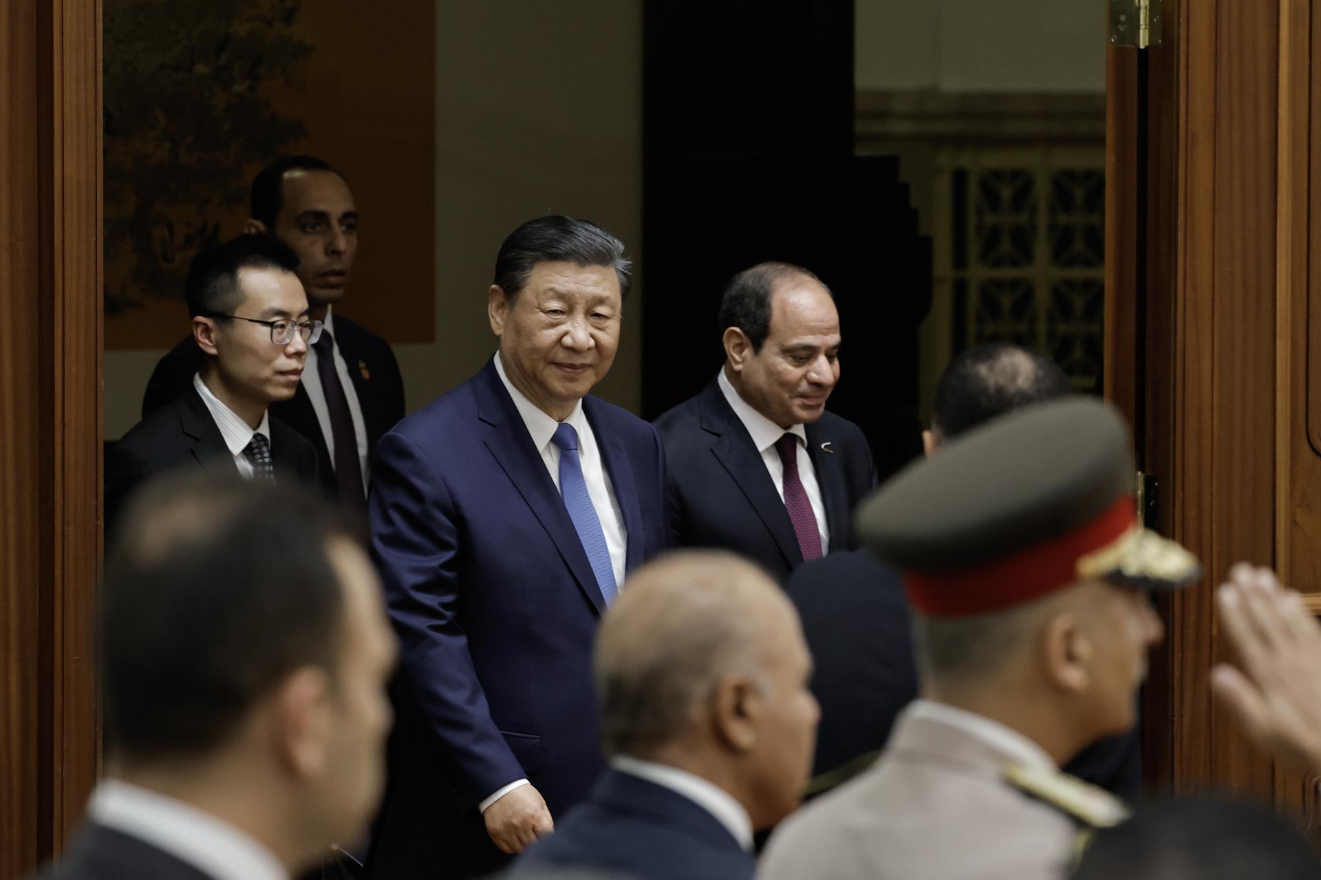 El presidente chino, Xi Jinping, y el presidente egipcio, Abdel Fattah al-Sisi, llegan para asistir a una ceremonia de firma en el Gran Salón del Pueblo en Pekín, China. EFE/EPA/TINGSHU WANG / POOL