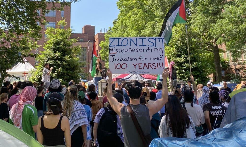 Imagen de archivo de estudiantes de la Universidad George Washington (GWU) que protestan para pedir por el fin de la guerra entre Hamás e Israel este jueves, en Washington (EE. UU). EFE/ Eulalia Perarnau